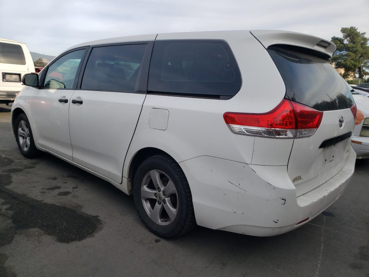 Image 2 of 2011 TOYOTA SIENNA  2011 with VIN 5TDZK3DCXBS033983