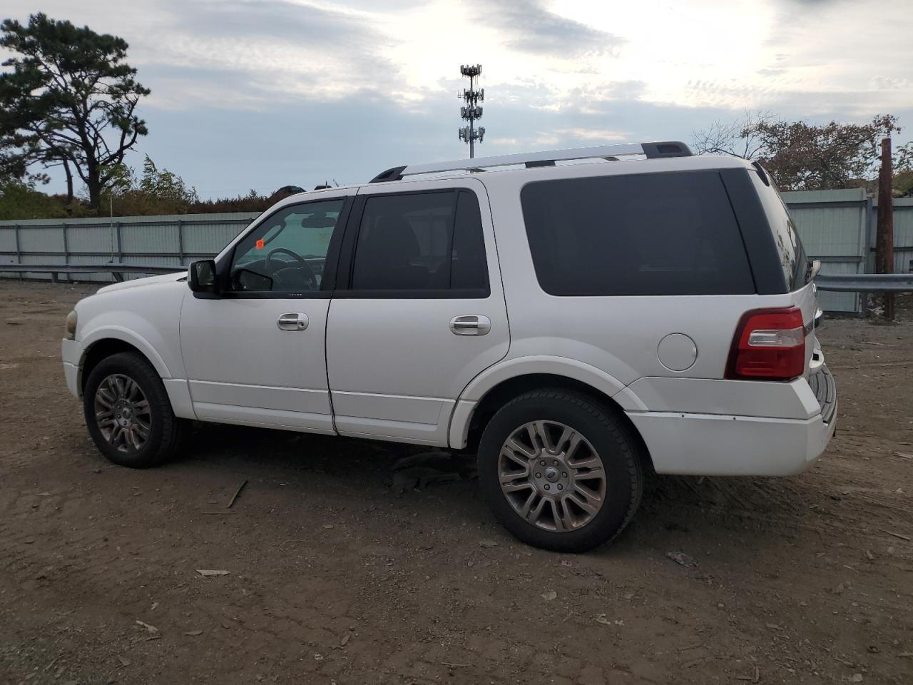 Изображение 2 2011 FORD EXPEDITION LIMITED 2011 с VIN 1FMJU2A54BEF25353