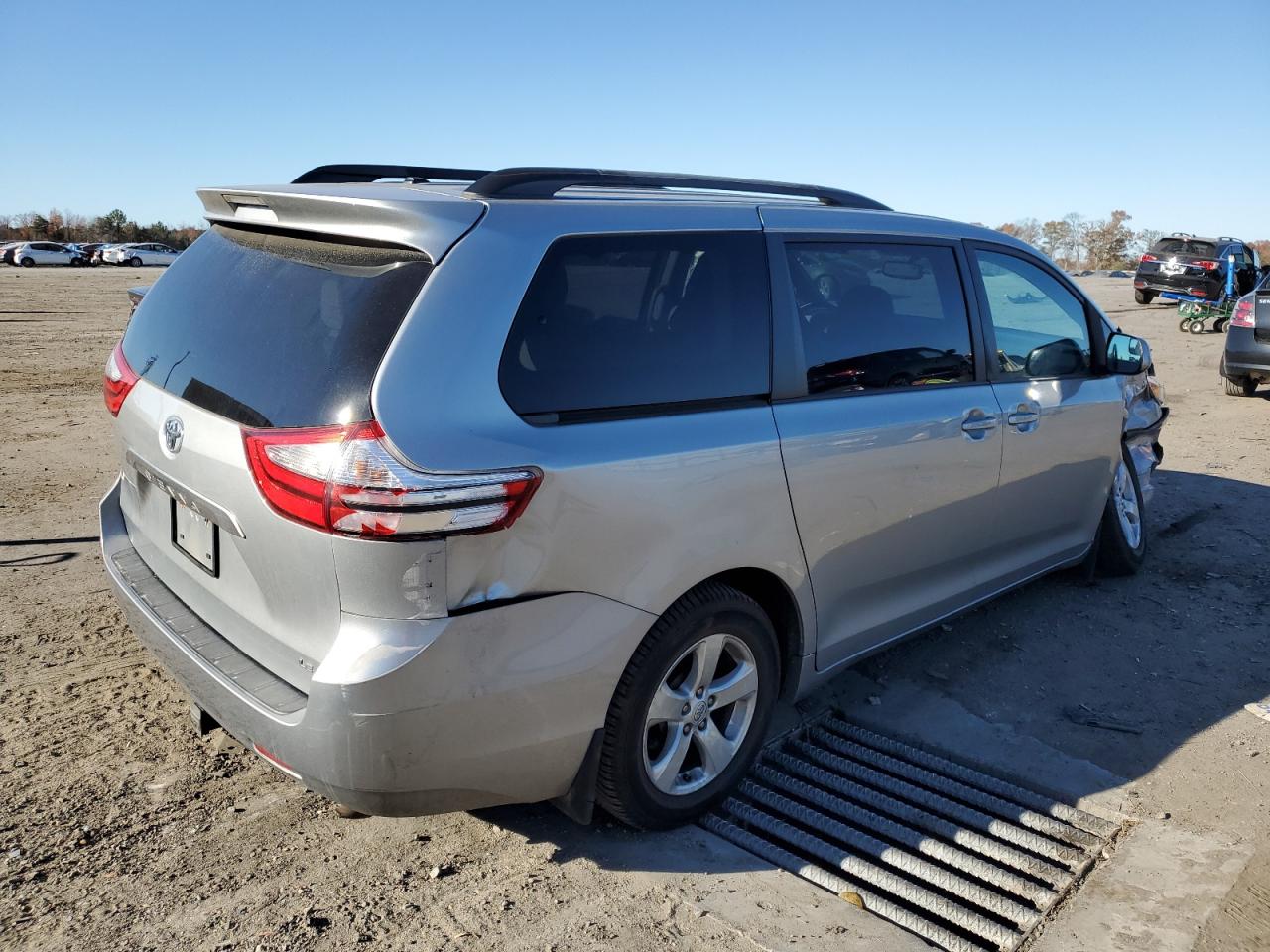 Изображение 3 2015 TOYOTA SIENNA LE 2015 с VIN 5TDKK3DC5FS667631