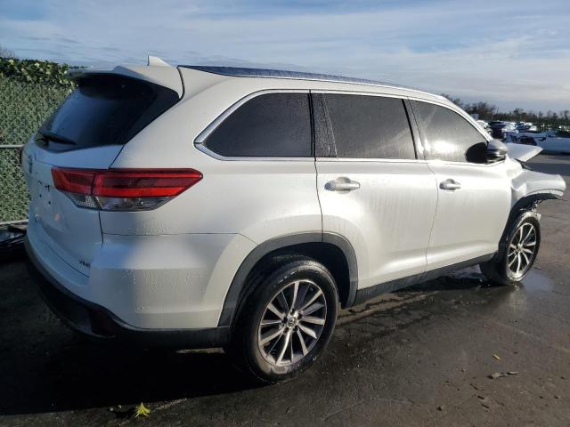 Image 3 of 2019 TOYOTA HIGHLANDER SE 2019 with VIN 5TDKZRFH3KS327895