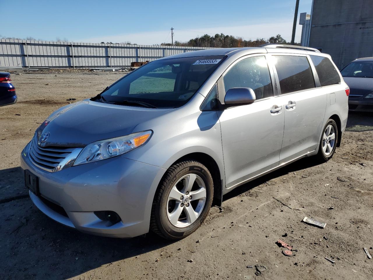 Изображение 1 2015 TOYOTA SIENNA LE 2015 с VIN 5TDKK3DC5FS667631