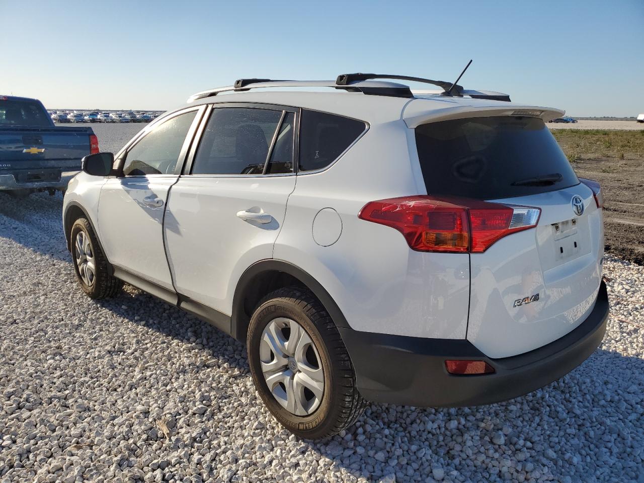 Obraz 2 z 2015 TOYOTA RAV4 LE 2015 z VIN JTMZFREV1FD077539