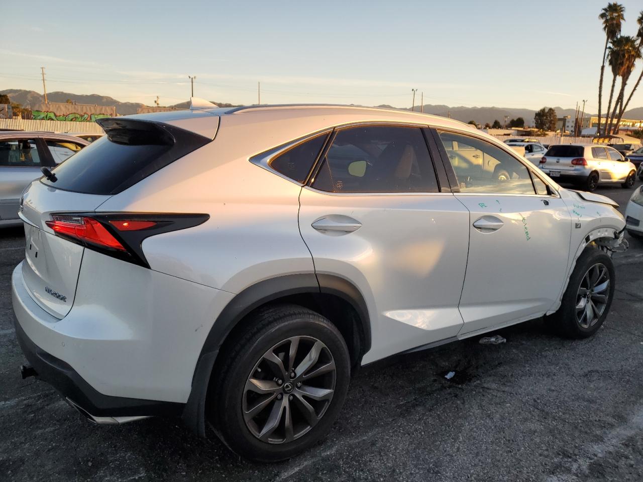Obraz 3 z 2015 LEXUS NX 200T 2015 z VIN JTJYARBZ4F2010606