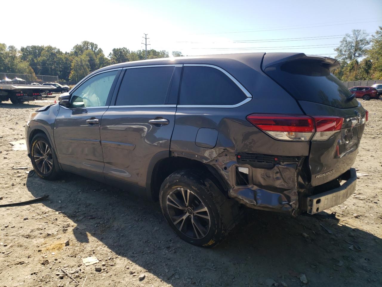 Image 2 of 2019 TOYOTA HIGHLANDER LE 2019 with VIN 5TDBZRFH5KS941086