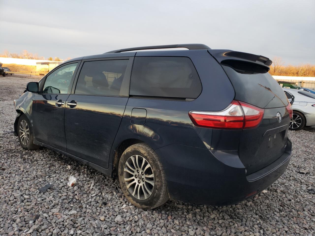 Изображение 2 2018 TOYOTA SIENNA XLE 2018 с VIN 5TDYZ3DC4JS963240