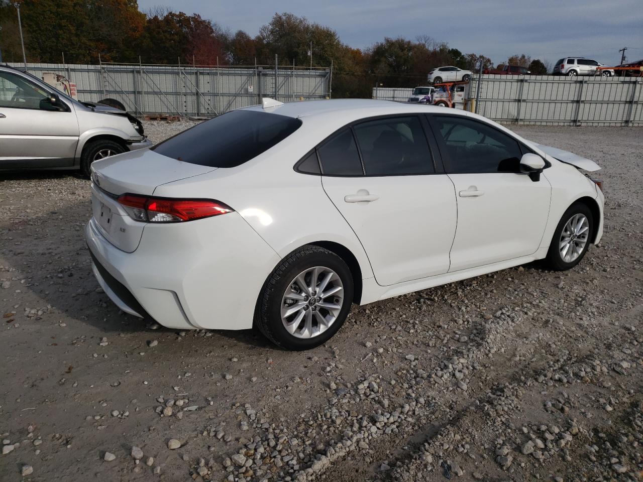 Image 3 of 2020 TOYOTA COROLLA LE 2020 with VIN JTDHPRAE4LJ070256