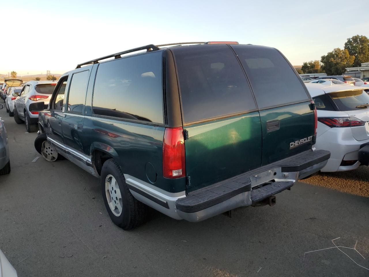 Image 2 of 1995 CHEVROLET SUBURBAN K1500 1995 with VIN 1GNFK16K3SJ386369