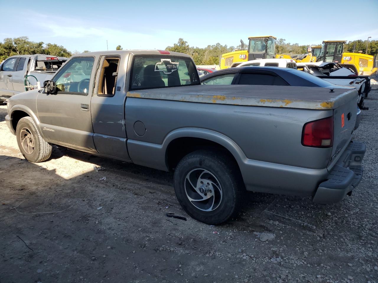 Image 2 of 1999 GMC SONOMA  1999 with VIN 1GTCS19W6X8533308