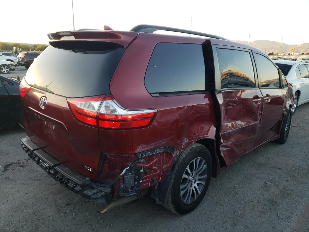 Obraz 3 z 2018 TOYOTA SIENNA XLE 2018 z VIN 5TDYZ3DC1JS909927