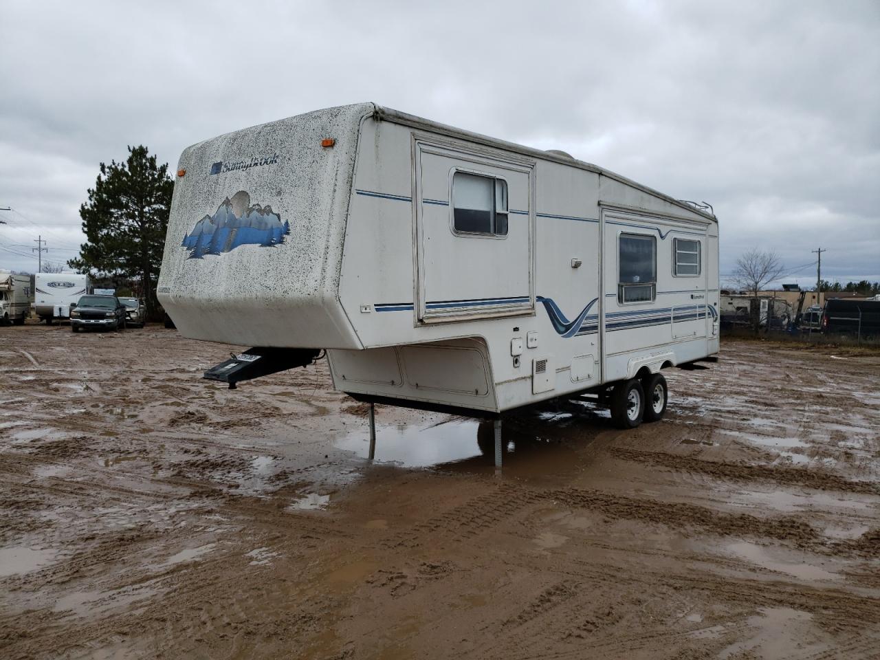 Image 2 of 2000 WINNEBAGO SUNNYBROOK 2000 with VIN 4UBBS0N25Y1G20004