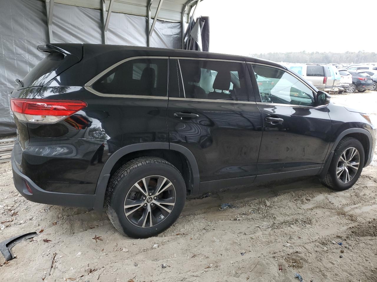 Image 3 of 2019 TOYOTA HIGHLANDER LE 2019 with VIN 5TDBZRFH6KS980849