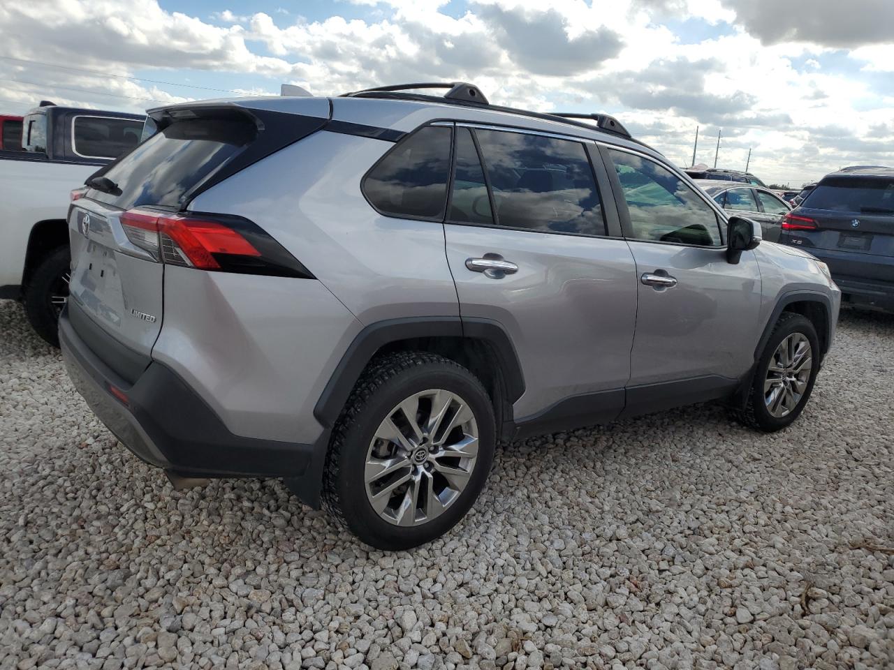 Image 3 of 2019 TOYOTA RAV4 LIMITED 2019 with VIN JTMY1RFV2KD515584