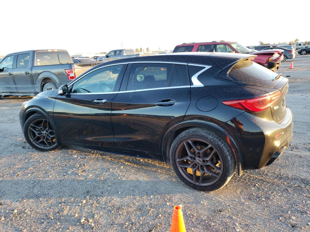 Изображение 2 2018 INFINITI QX30 BASE 2018 с VIN SJKCH5CP0JA052037