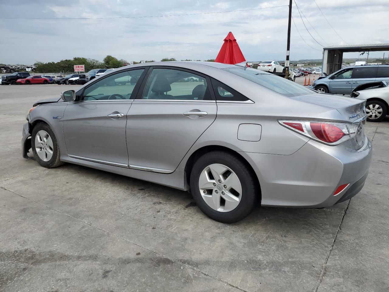 Image 2 of 2012 HYUNDAI SONATA HYBRID 2012 with VIN KMHEC4A42CA028639