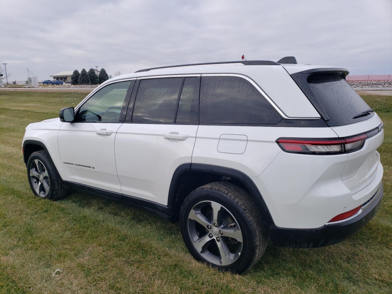 Image 2 of 2023 JEEP GRAND CHEROKEE LIMITED 2023 with VIN 1C4RJGBG9PC539443