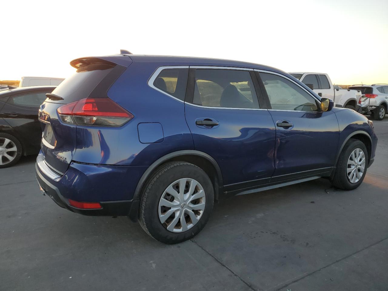 Obraz 3 z 2018 NISSAN ROGUE S 2018 z VIN JN8AT2MT8JW463163