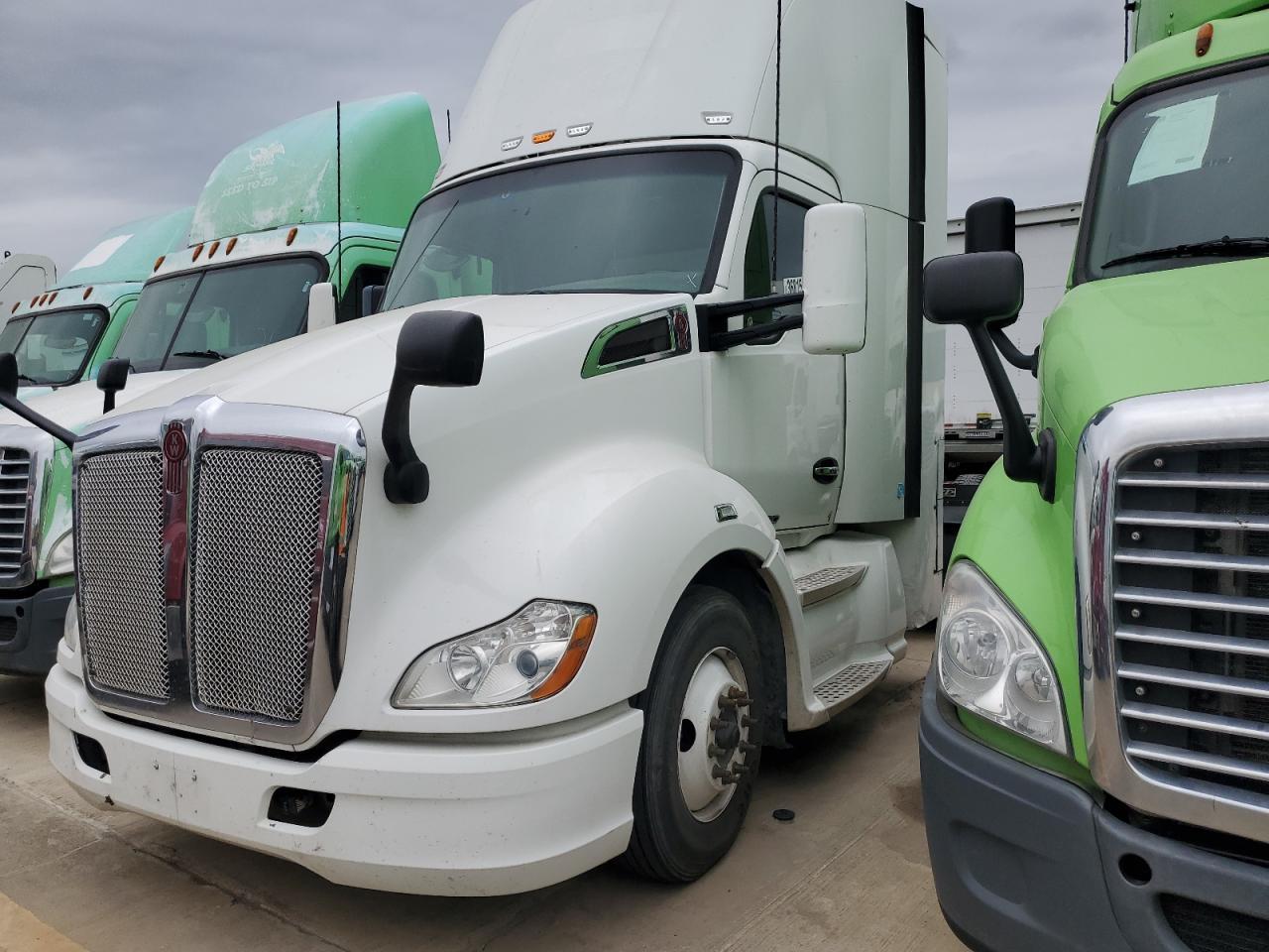 Image 2 of 2016 KENWORTH CONSTRUCTION T680 2016 with VIN 1NKYD39XXGJ116625