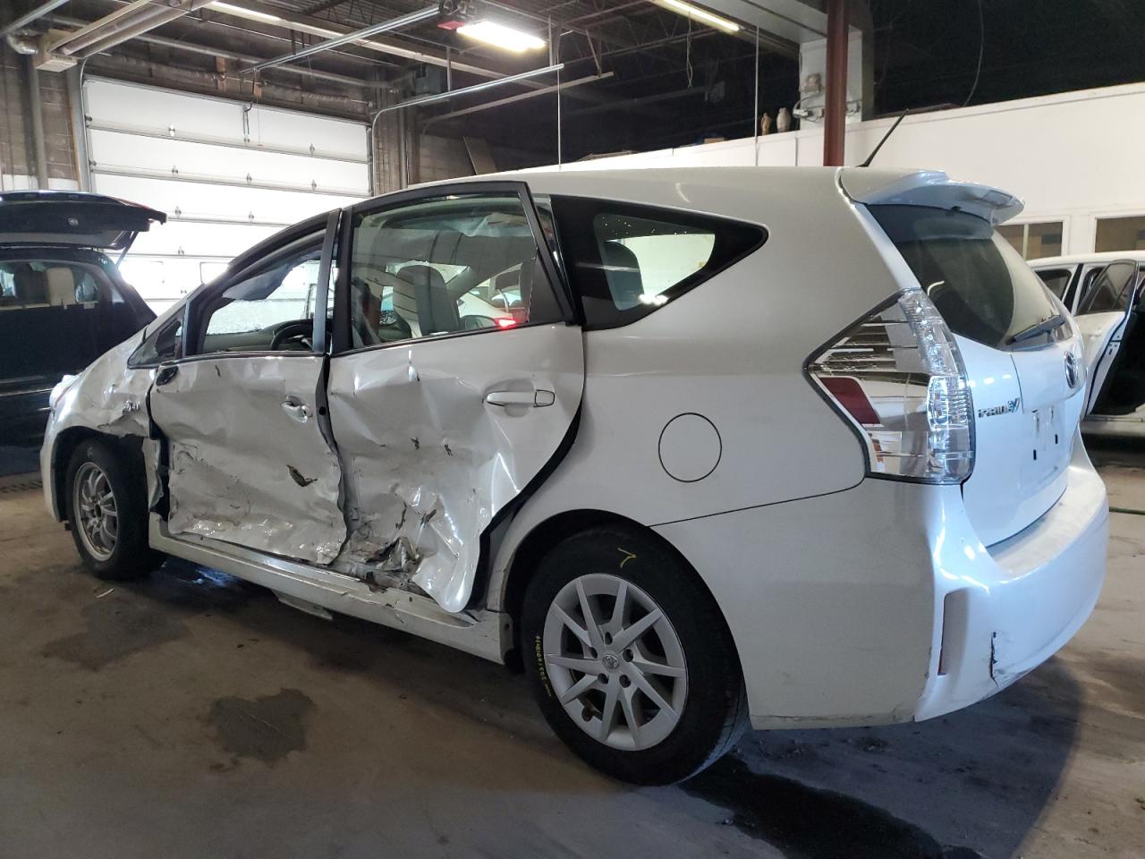Image 2 of 2012 TOYOTA PRIUS V  2012 with VIN JTDZN3EU5C3163381