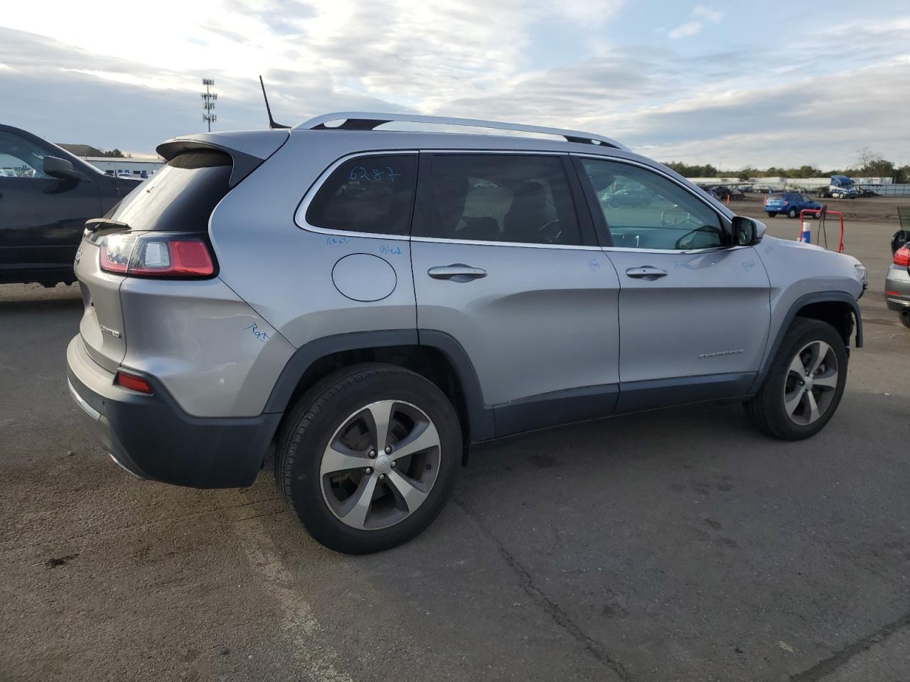 Image 3 of 2020 JEEP CHEROKEE LIMITED 2020 with VIN 1C4PJMDN7LD543402