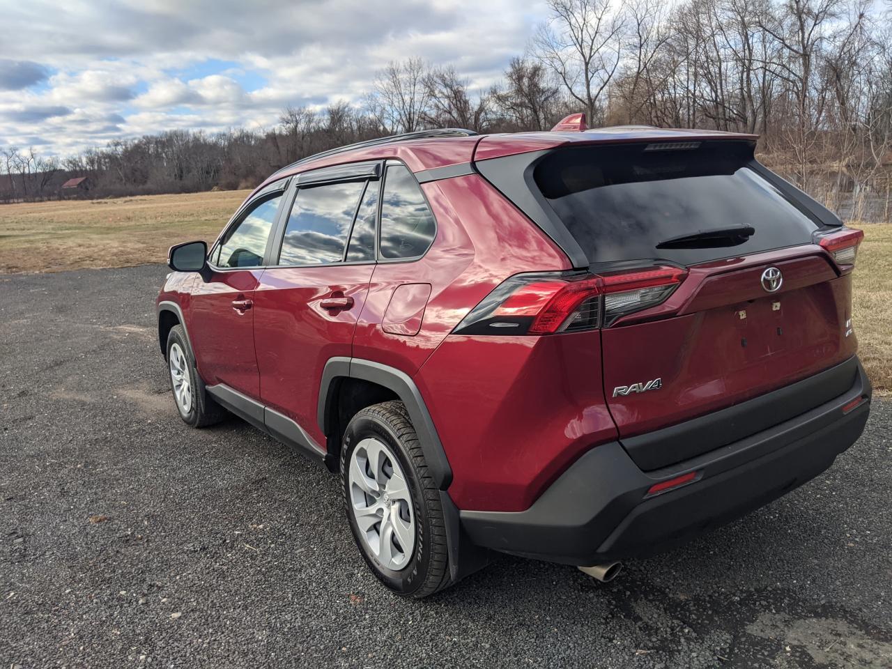Obraz 2 z 2021 TOYOTA RAV4 LE 2021 z VIN JTMG1RFV0MD072415