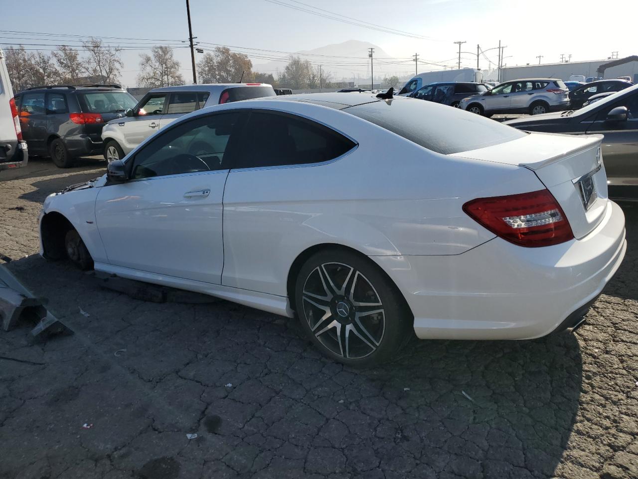 Obraz 2 z 2013 MERCEDES-BENZ C 250 2013 z VIN WDDGJ4HB9DG017309