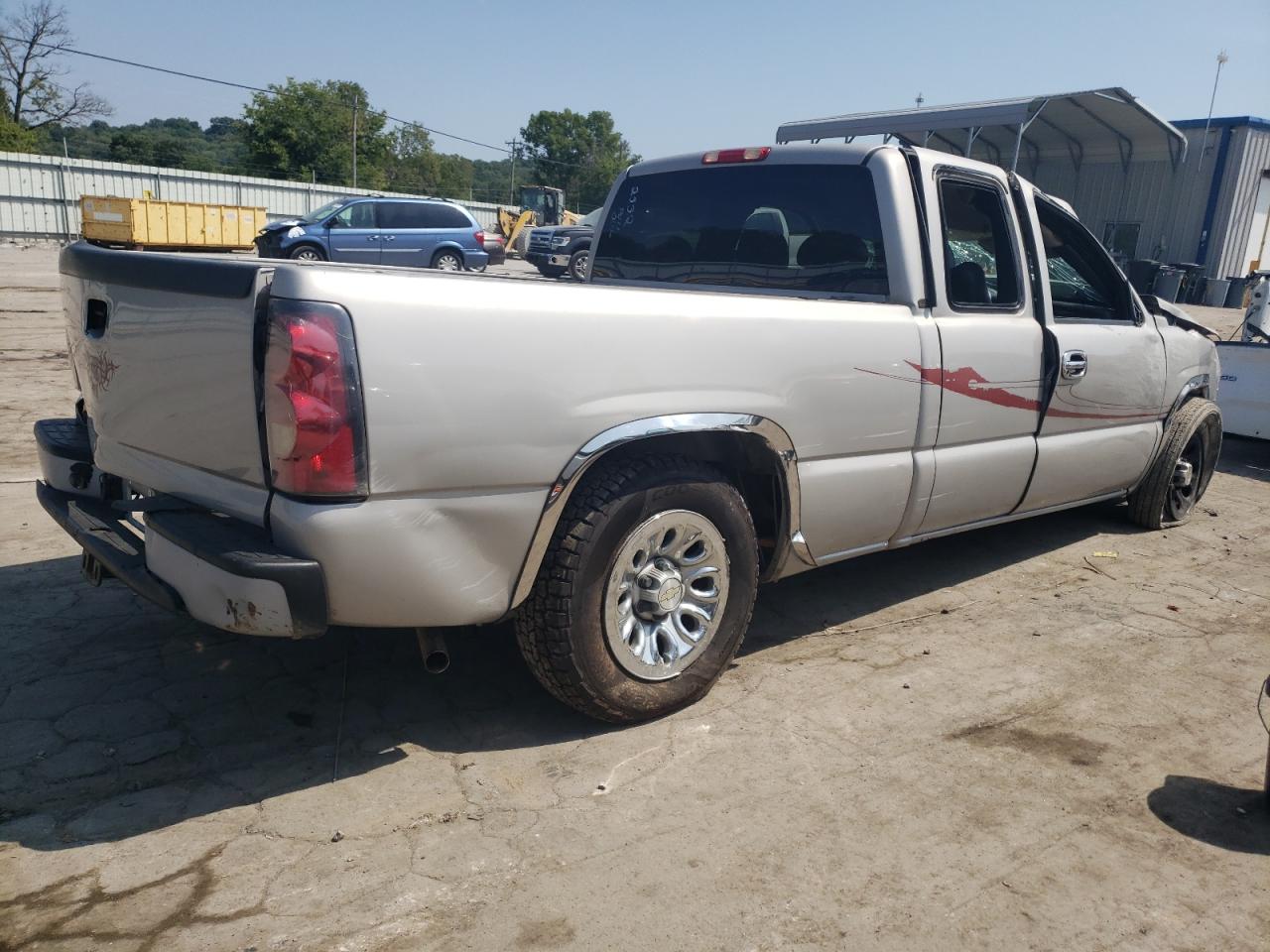 Image 3 of 2005 CHEVROLET SILVERADO C1500 2005 with VIN 1GCEC19X55Z172532