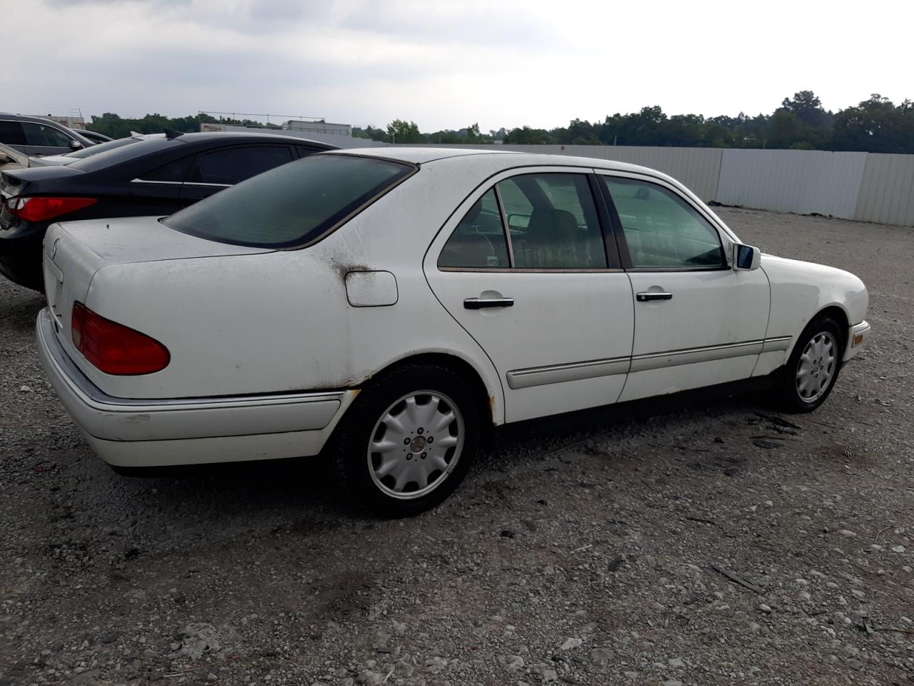 Image 3 of 1997 MERCEDES-BENZ E-CLASS 1997 with VIN WDBJF557FVA310529