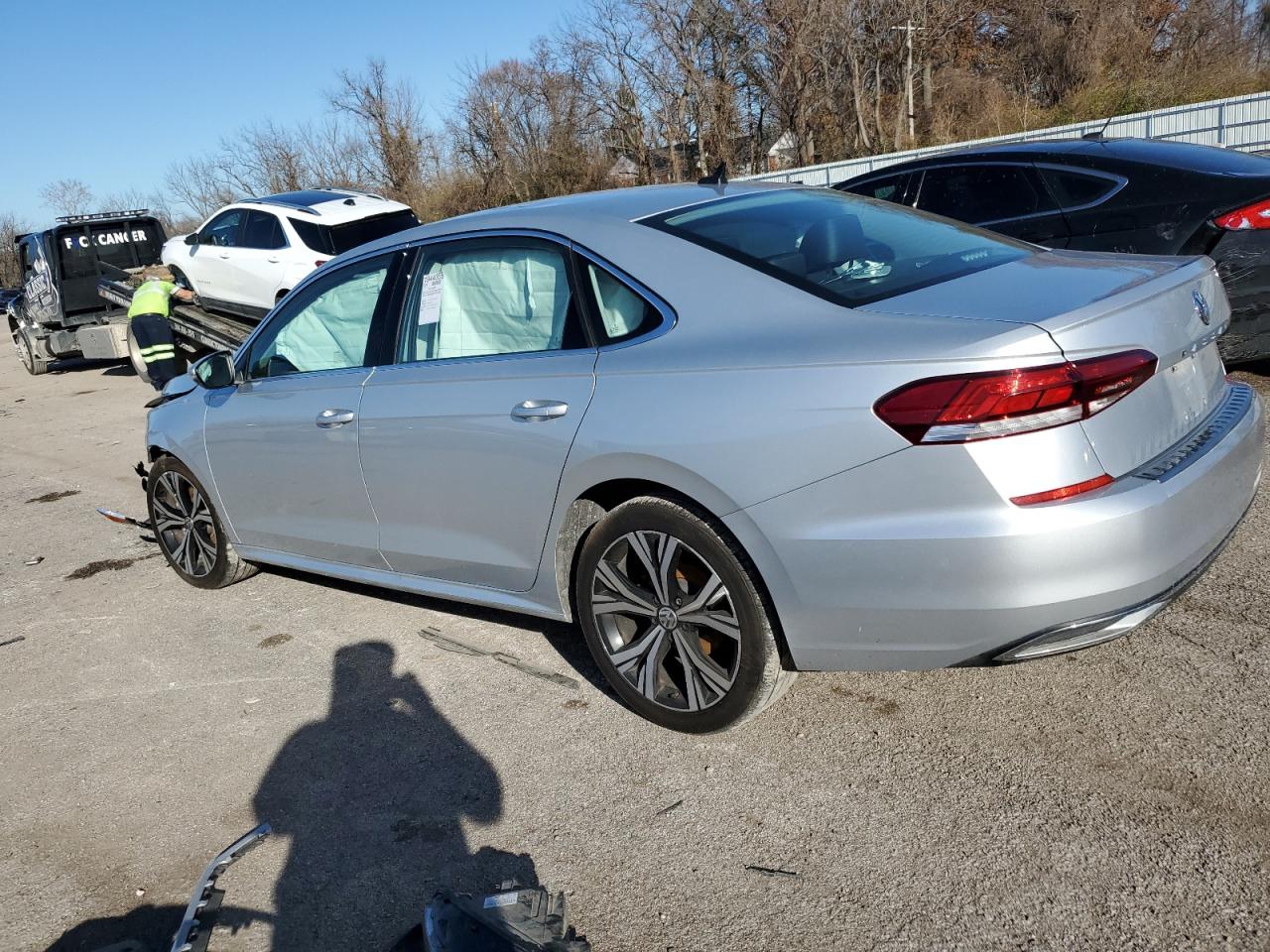 Image 2 of 2021 VOLKSWAGEN PASSAT SE 2021 with VIN 1VWSA7A32MC013387