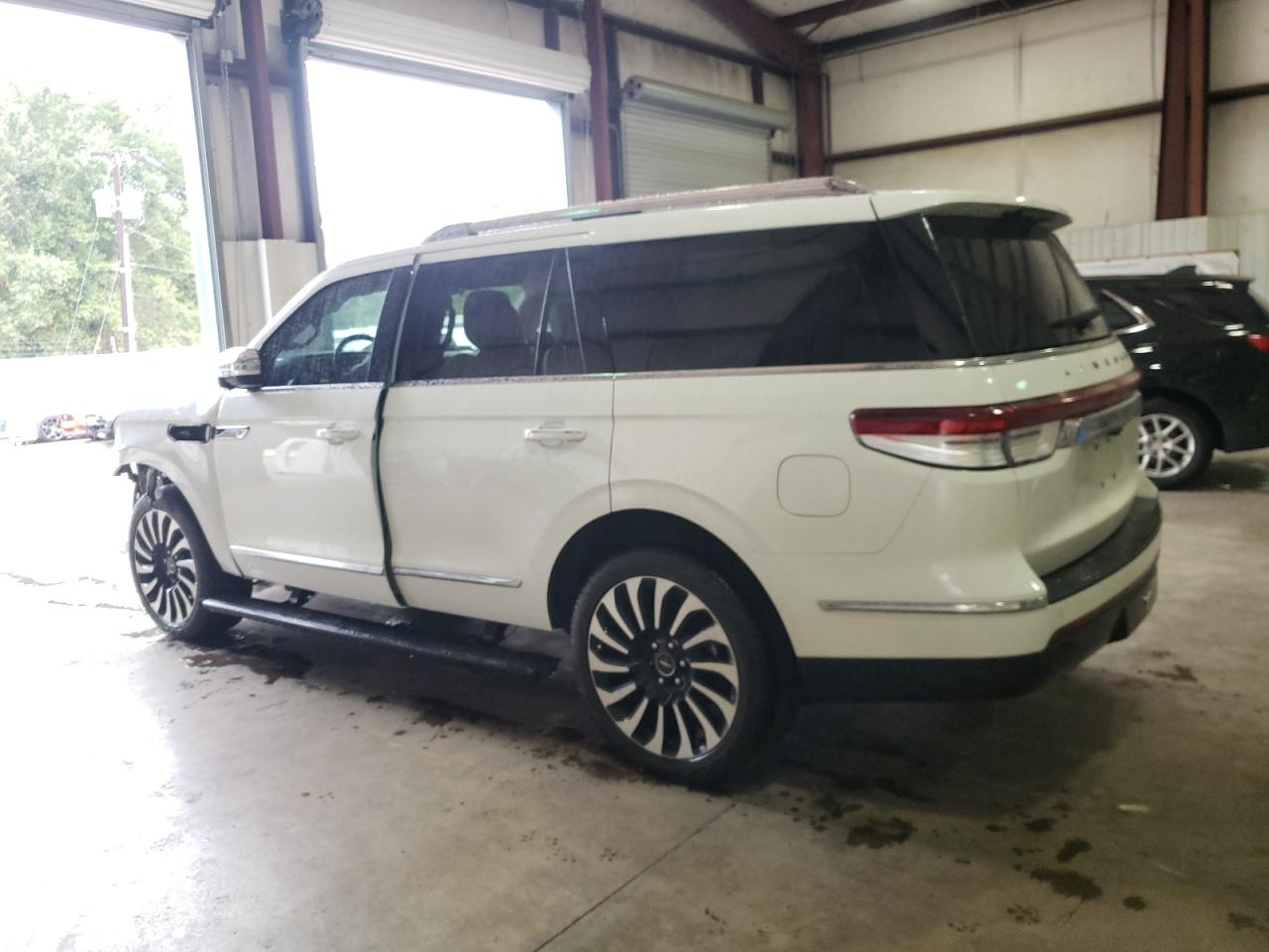 Image 2 of 2022 LINCOLN NAVIGATOR BLACK LABEL 2022 with VIN 5LMJJ2TT4NEL17947