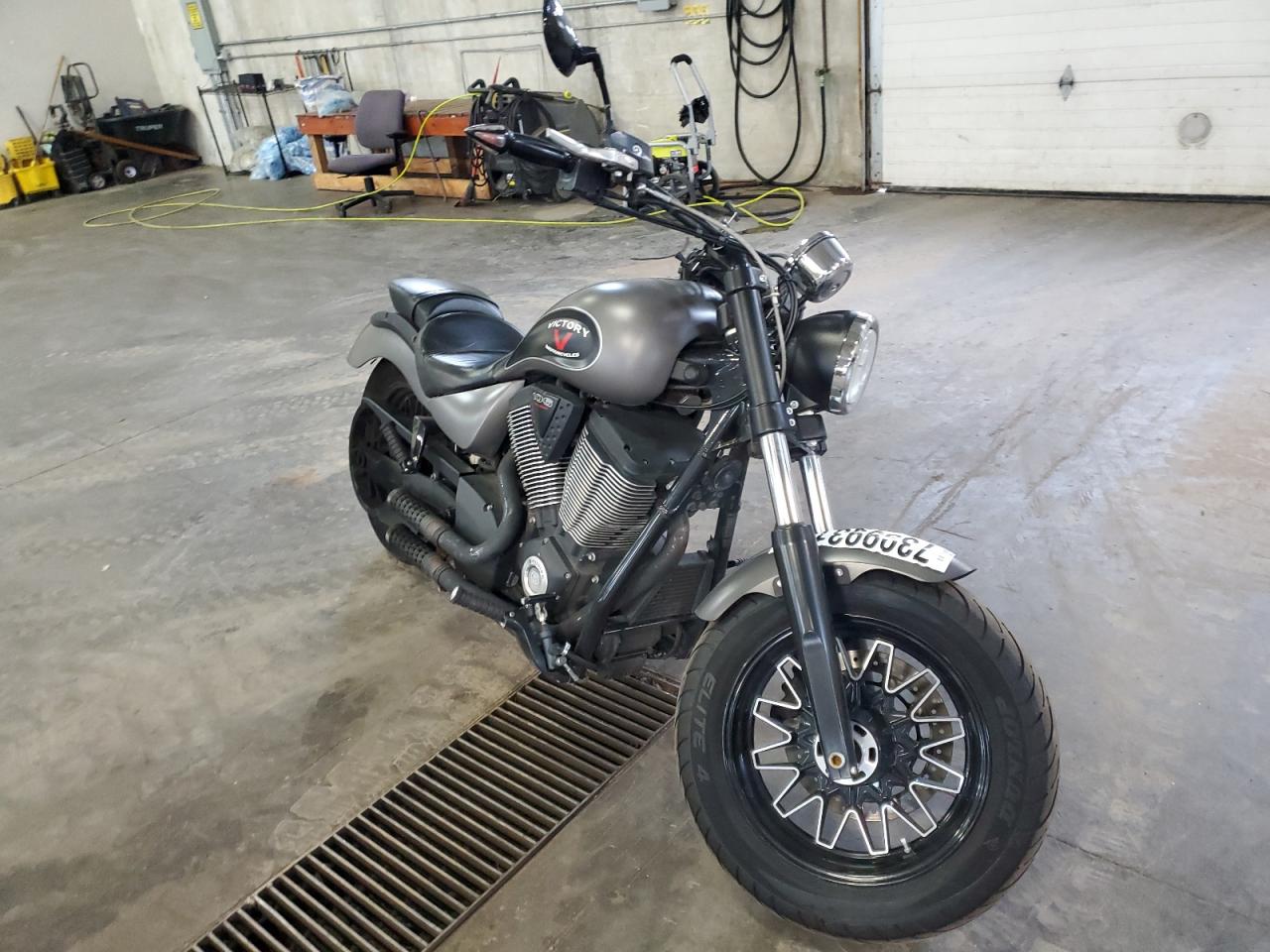 Изображение 1 2015 VICTORY MOTORCYCLES GUNNER  2015 с VIN 5VPLB36N9F3034653