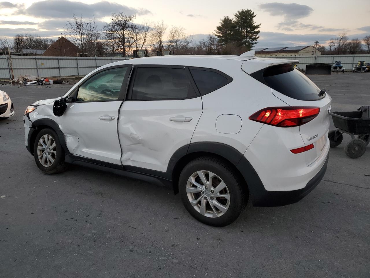 Изображение 2 2019 HYUNDAI TUCSON SE 2019 с VIN KM8J2CA49KU940922