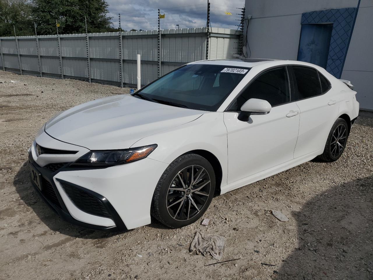 Obraz 1 z 2022 TOYOTA CAMRY SE 2022 z VIN 4T1T11AK8NU648570