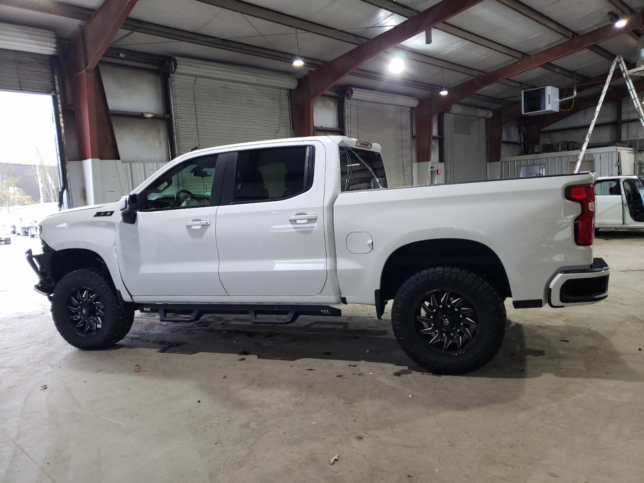 Image 2 of 2020 CHEVROLET SILVERADO K1500 RST 2020 with VIN 1GCUYEED2LZ333819