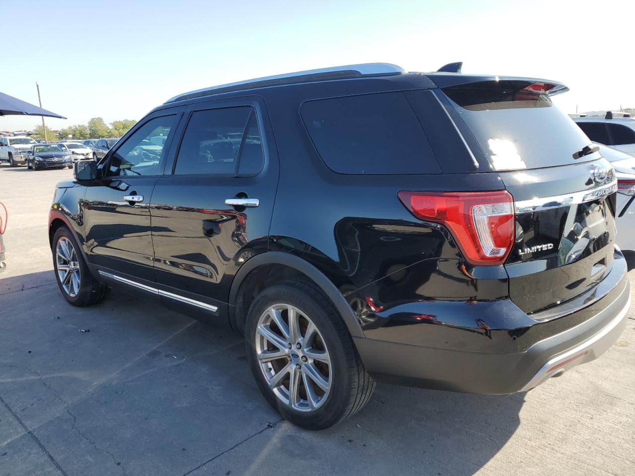 Изображение 2 Ford Explorer Limited 2017 с VIN 1FM5K7F82HGE36403