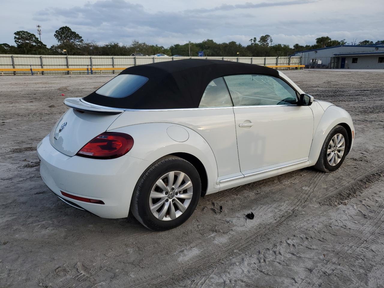 Obraz 3 z 2017 VOLKSWAGEN BEETLE S/SE 2017 z VIN 3VW517AT1HM811557