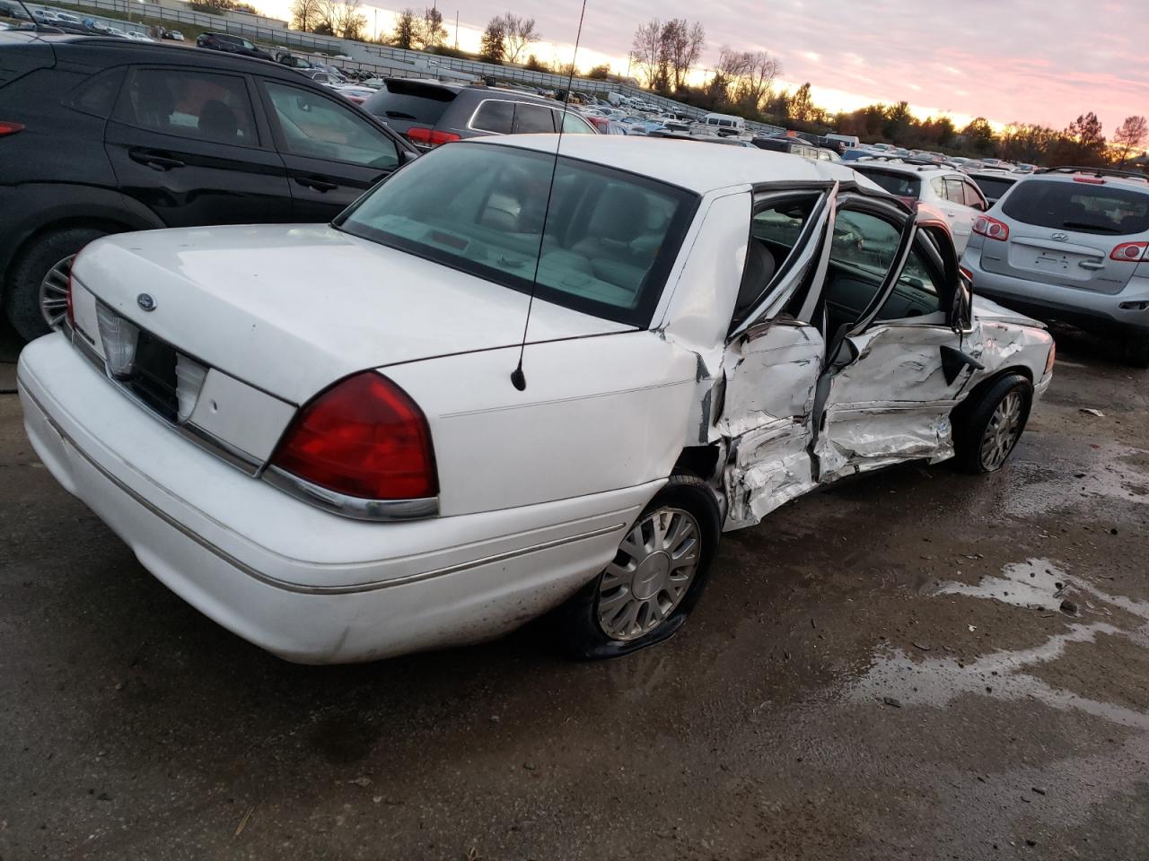 Obraz 3 z 2005 FORD CROWN VICTORIA LX 2005 z VIN 2FAFP74W05X130064