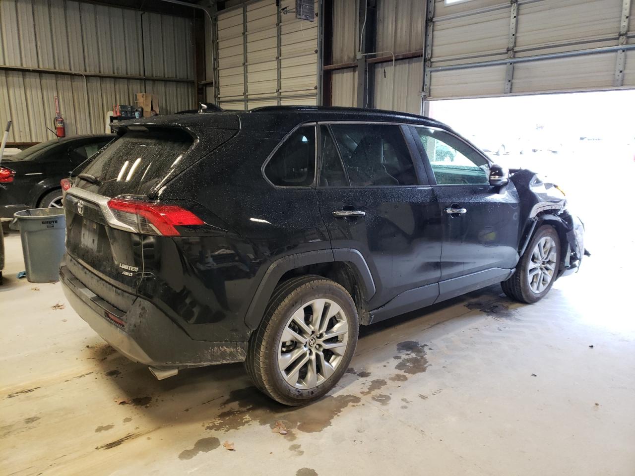 Image 3 of 2020 TOYOTA RAV4 LIMITED 2020 with VIN JTMN1RFV2LD528050