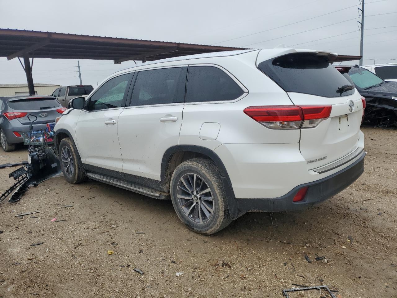 Изображение 2 2019 TOYOTA HIGHLANDER SE 2019 с VIN 5TDKZRFH1KS313994