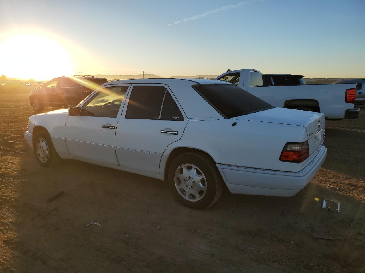 Image 2 of 1995 MERCEDES-BENZ E 320 BASE 1995 with VIN WDBEA32E1SC159056