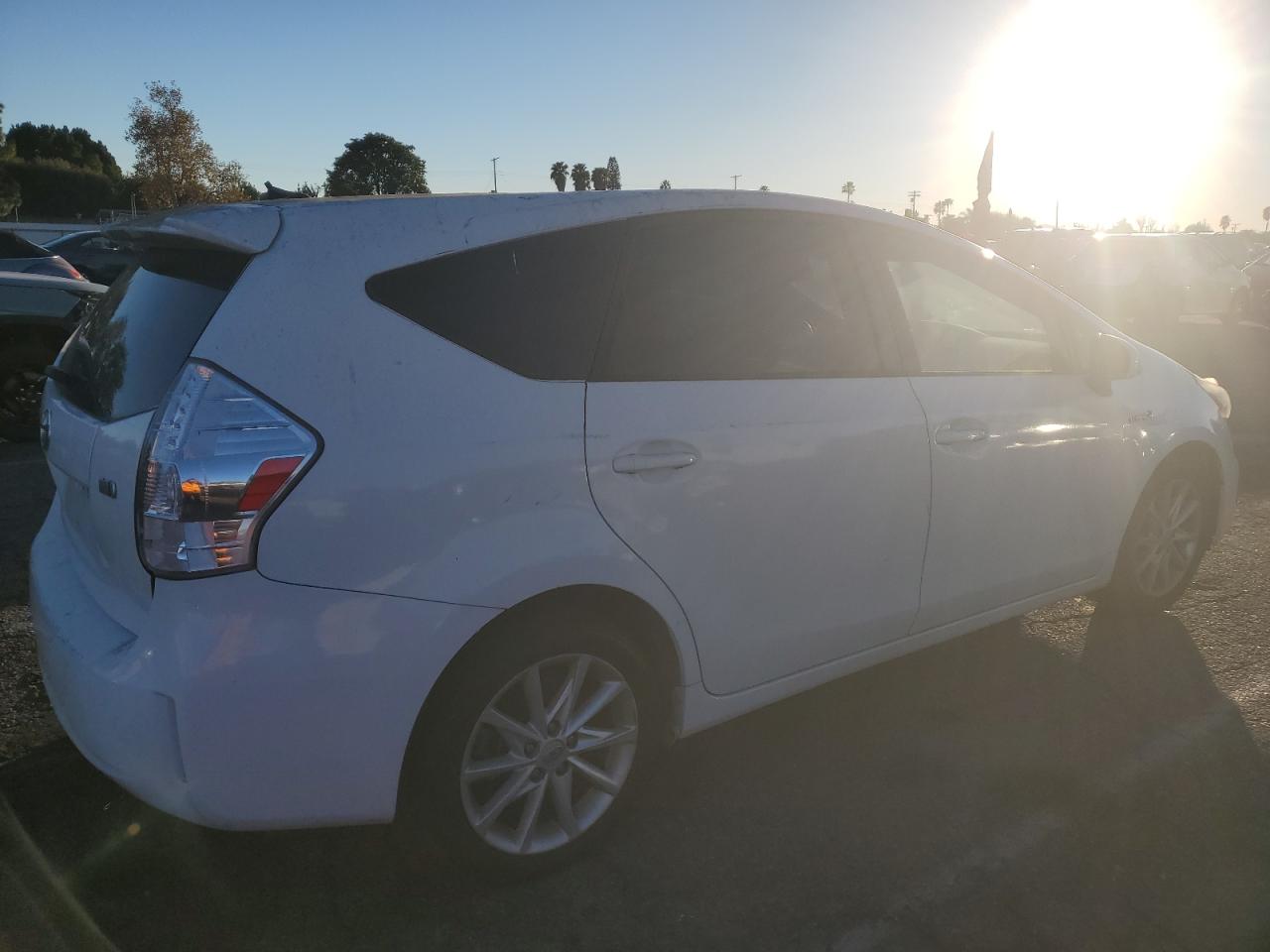 Image 3 of 2013 TOYOTA PRIUS V  2013 with VIN JTDZN3EU5D3250540