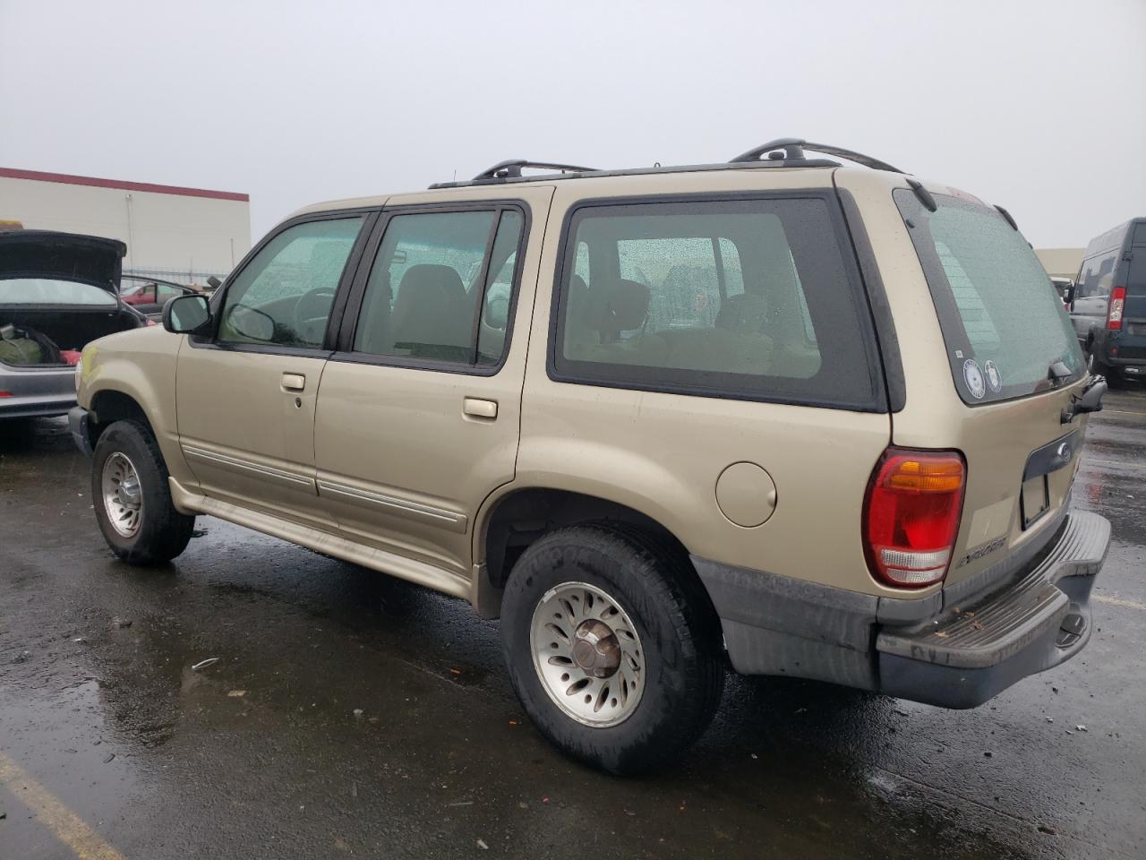 Image 2 of 2000 FORD EXPLORER XLS 2000 with VIN 1FMZU62X2YZC33230