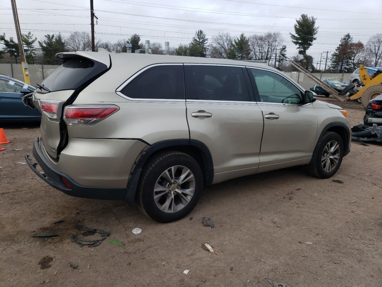 Obraz 3 z 2015 TOYOTA HIGHLANDER LE 2015 z VIN 5TDBKRFH0FS176329