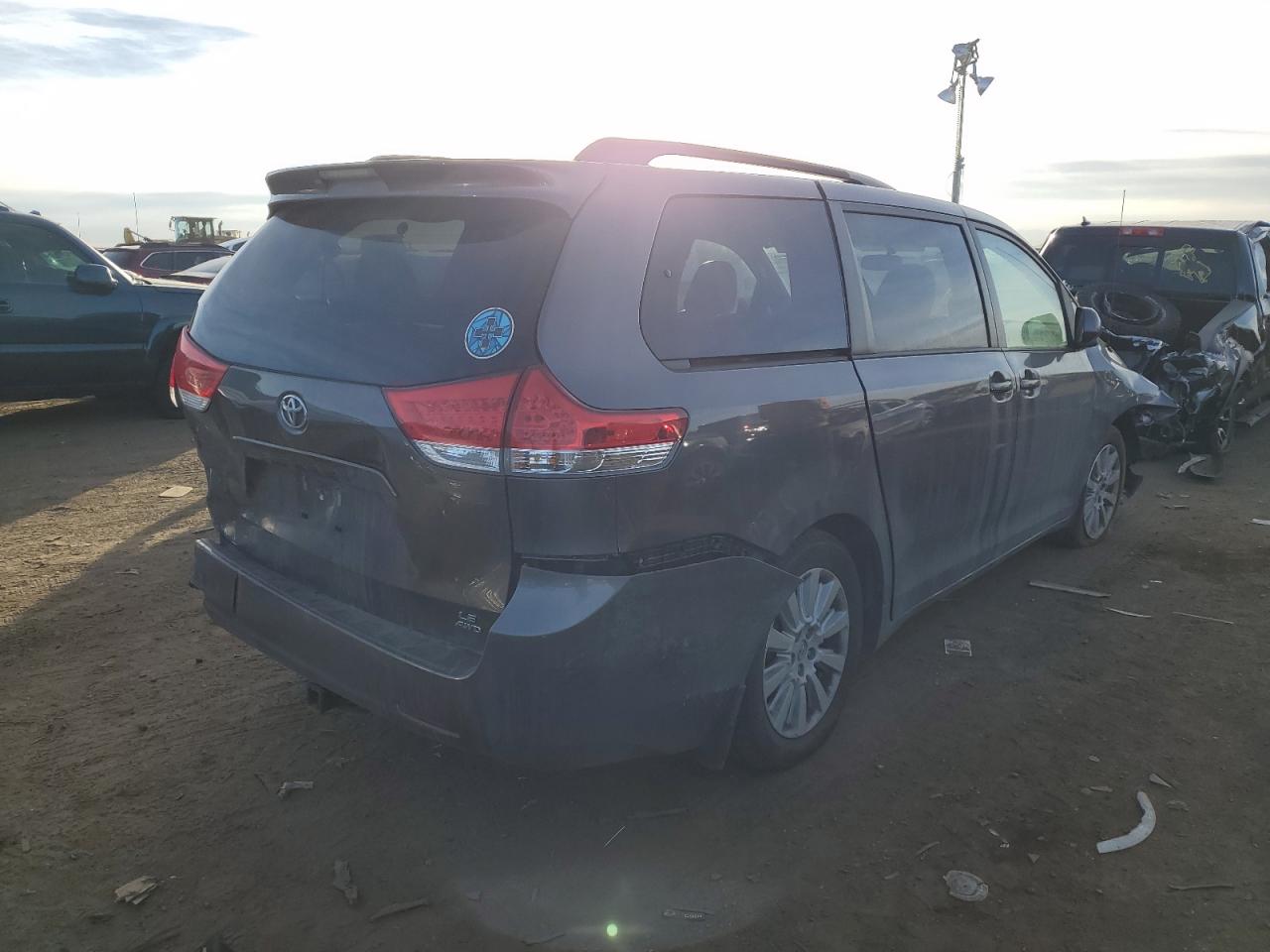 Изображение 3 2014 TOYOTA SIENNA LE 2014 с VIN 5TDJK3DC4ES090584