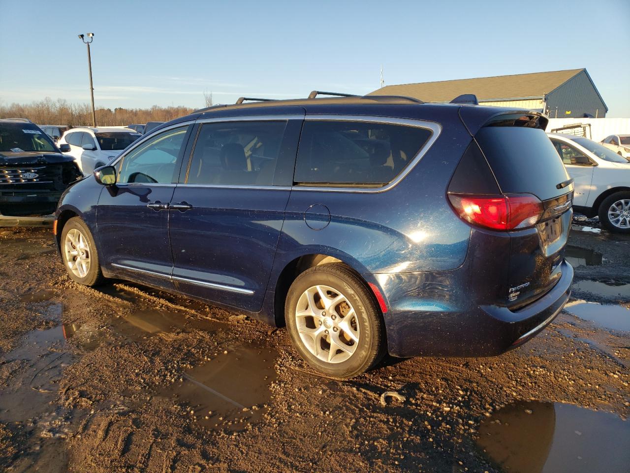 Изображение 2 2017 CHRYSLER PACIFICA TOURING L 2017 с VIN 2C4RC1BG9HR820917