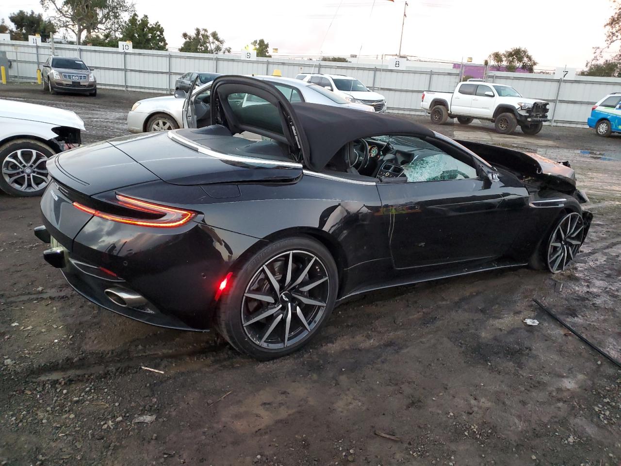 Obraz 3 z 2019 ASTON MARTIN DB11  2019 z VIN SCFRMFCW8KGM07817