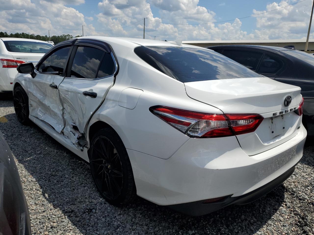 Obraz 2 z 2020 TOYOTA CAMRY LE 2020 z VIN 4T1C11AK9LU946039