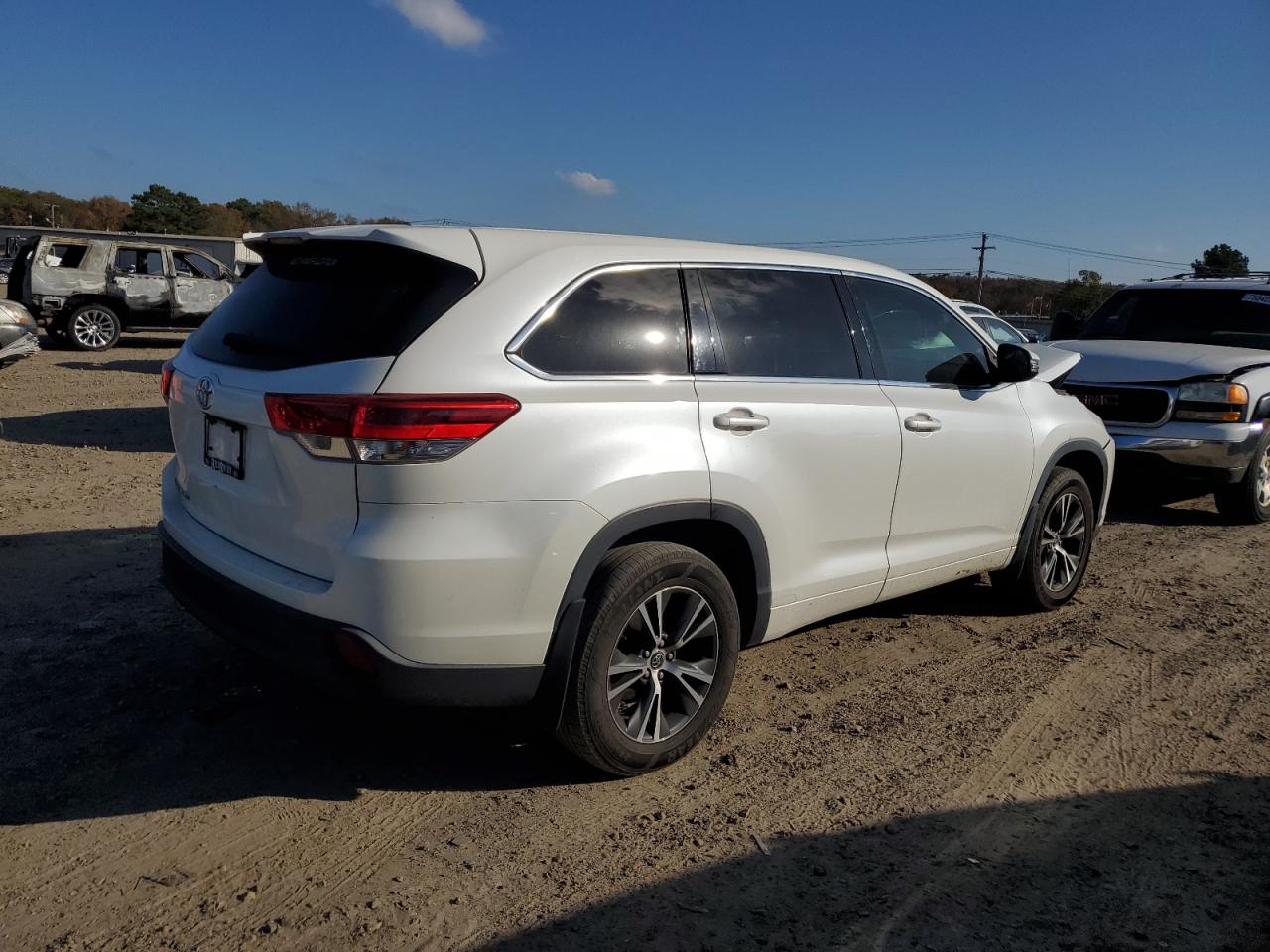 Image 3 of 2018 TOYOTA HIGHLANDER LE 2018 with VIN 5TDZARFH7JS039124