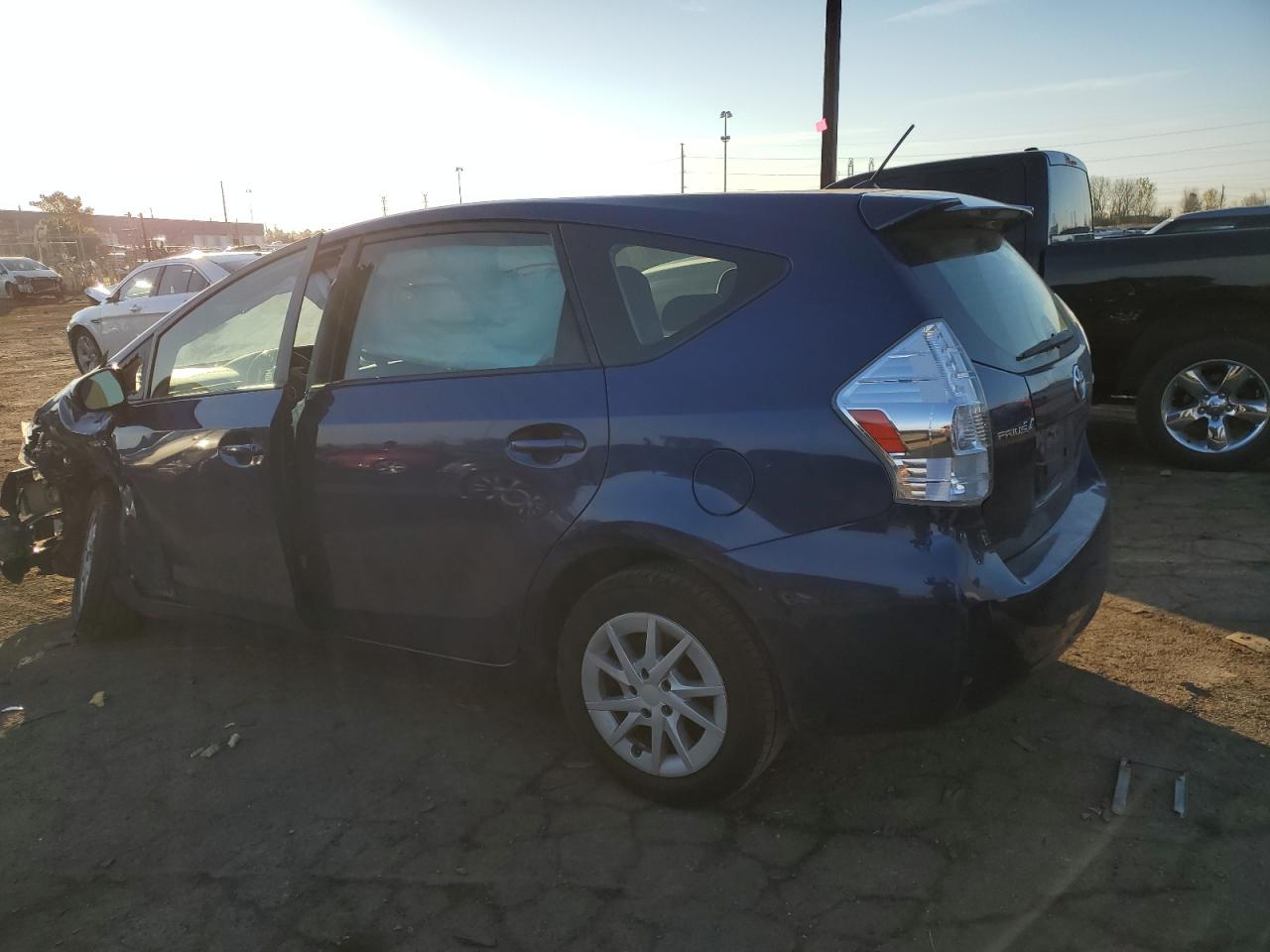 Image 2 of 2014 TOYOTA PRIUS V  2014 with VIN JTDZN3EU0EJ013970