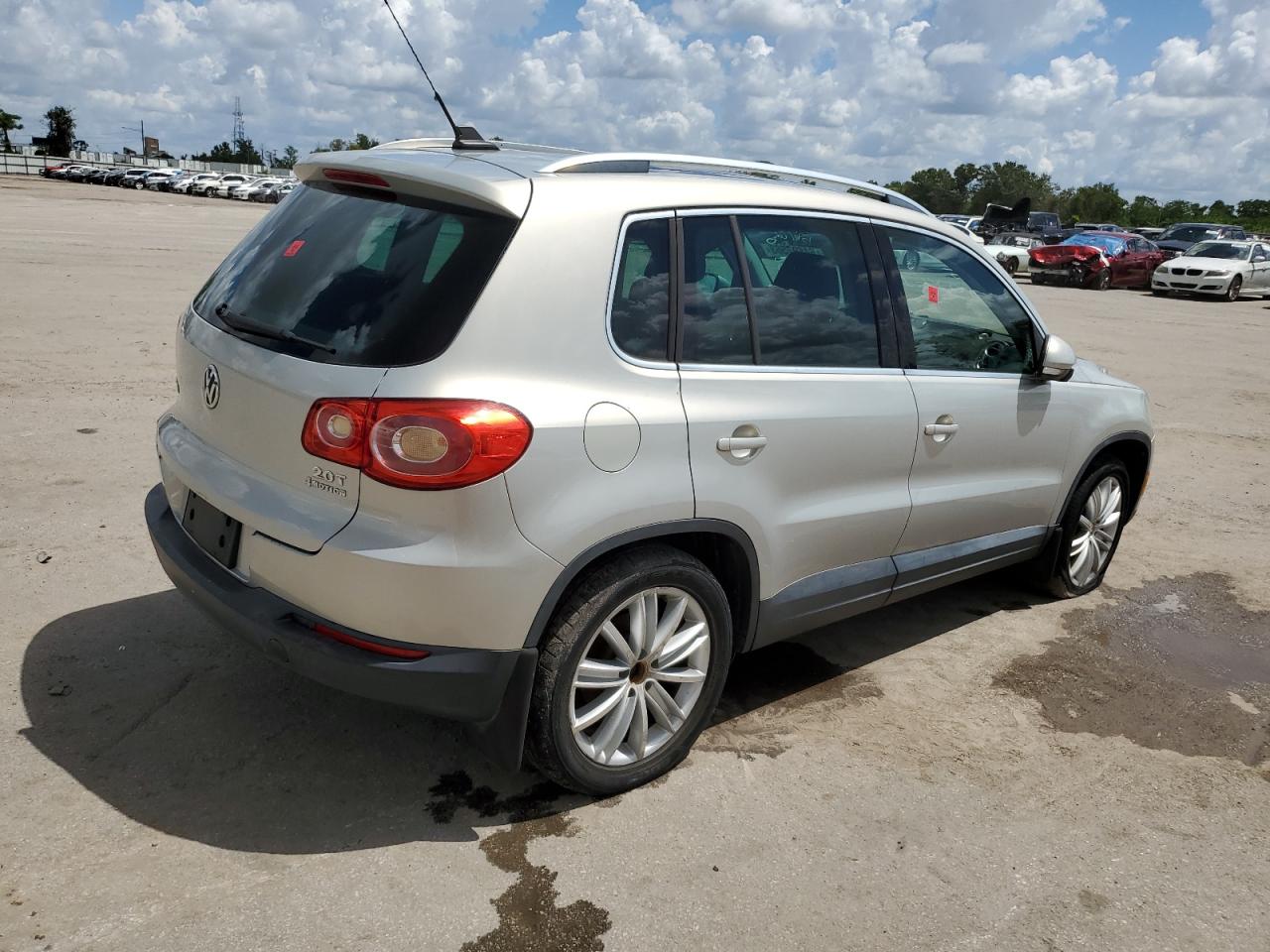 Image 3 of 2011 VOLKSWAGEN TIGUAN S 2011 with VIN WVGBV7AX8BW561640