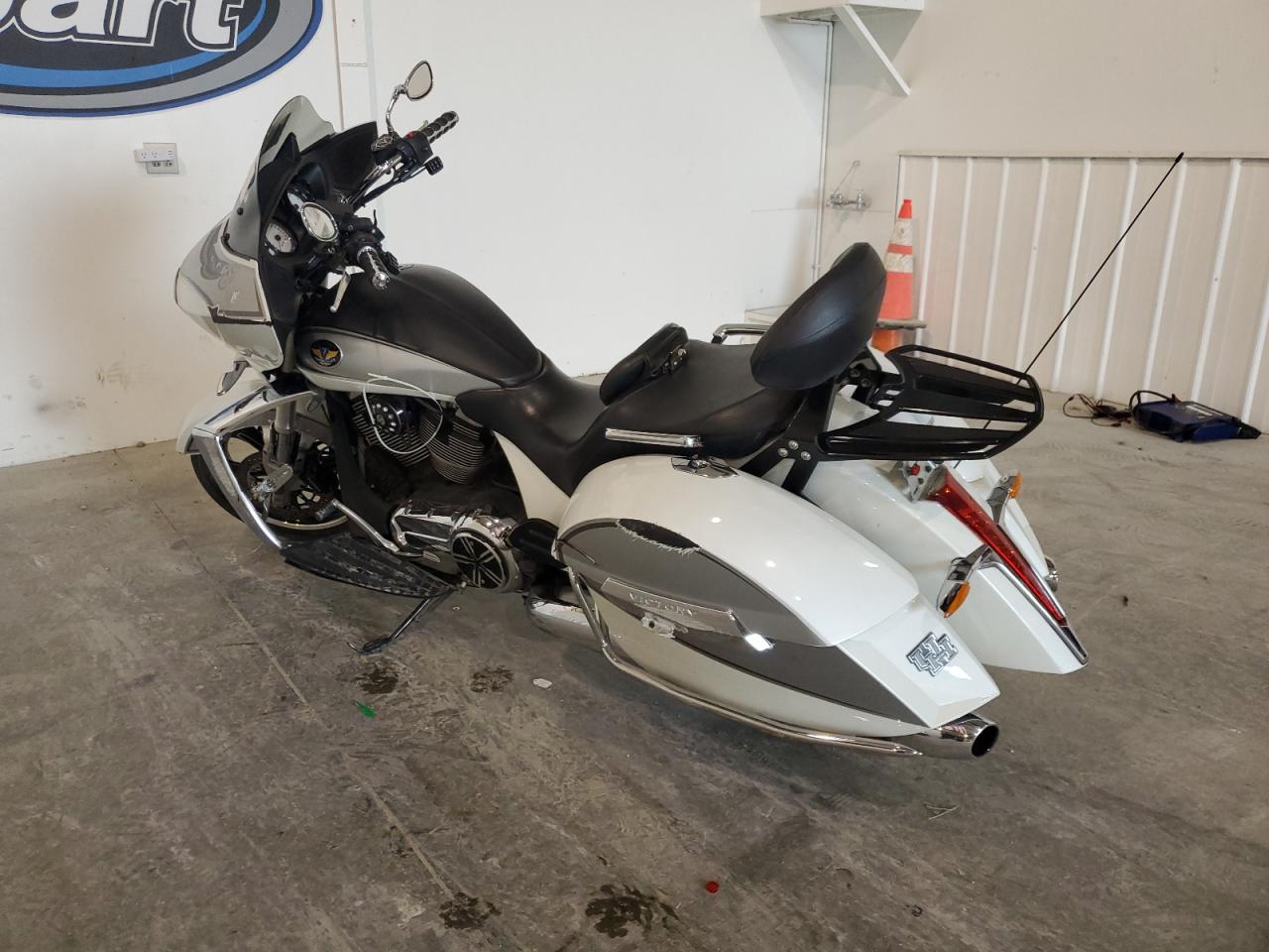 Image 3 of 2011 VICTORY MOTORCYCLES CROSS COUNTRY STANDARD 2011 with VIN 5VPDB36N1B3003153